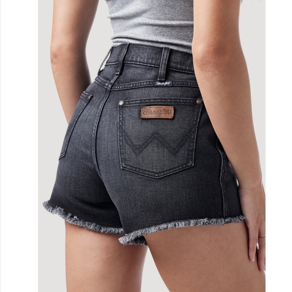 NWOT Wrangler Dana Black Jean Shorts with Frayed Hem - Picture 2 of 6